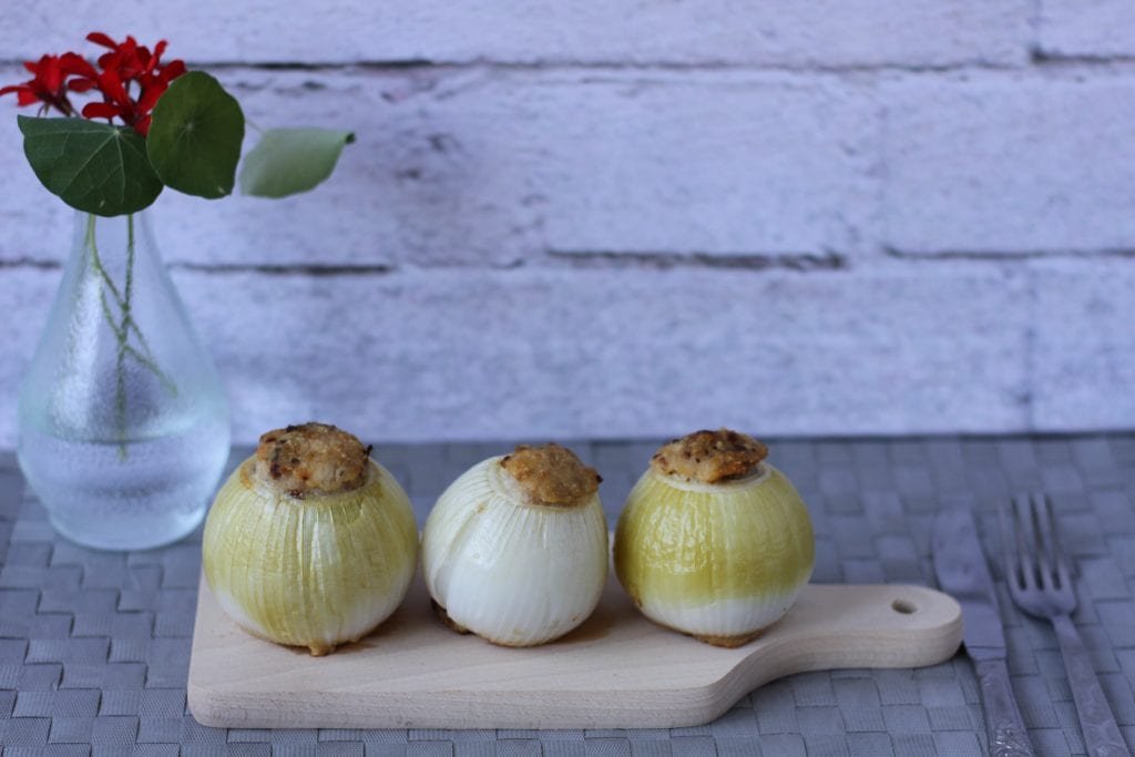Stuffed onions with minced chicken