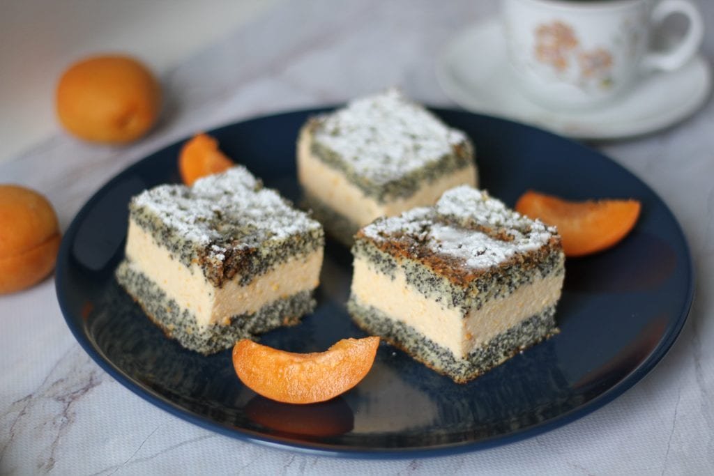 Poppy seeds cake with apricot