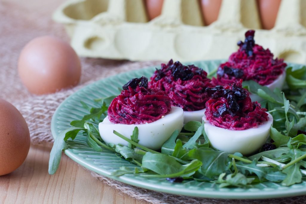 Eggs stuffed with beetroot and mascarpone