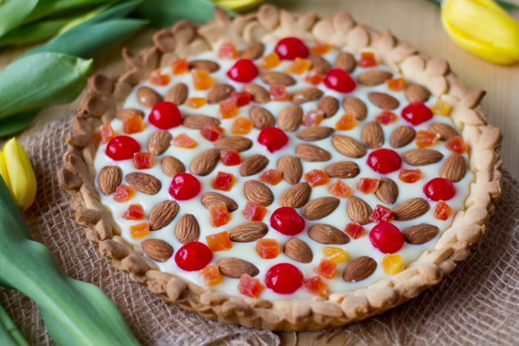 Mazurka cake with fruits